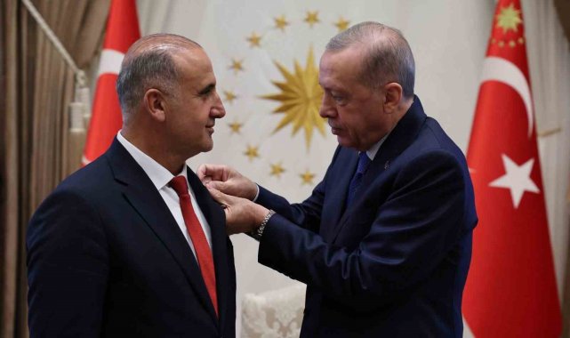 Rozetini, Cumhurbaşkanı Erdoğan taktı