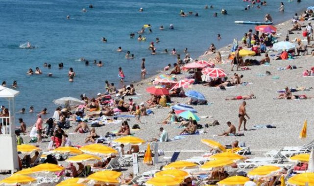 Rüzgarda kıyıya dönemeyen kanoculara deniz polisinden yardım