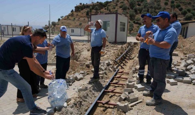 Sahada çalışan belediye işçileri Topuklu Efe'nin talimatıyla serinletildi