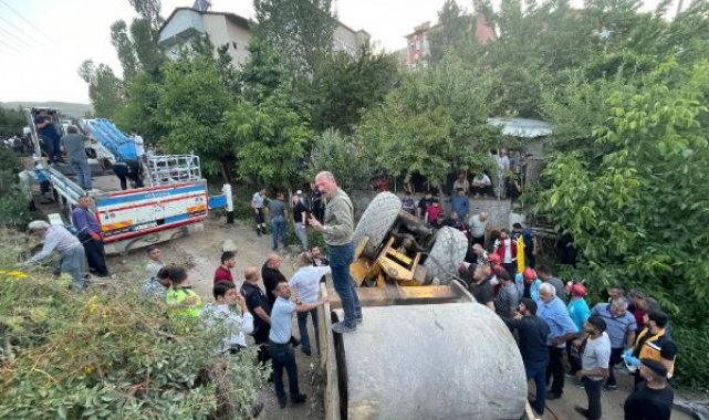 Şarampole devrilen silindirdeki baba ve bir oğlu araçtan atladı, diğer çocuğu yaralandı