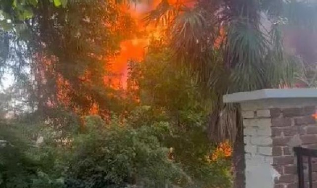 Sarıyer'de 3 katlı ahşap binada yangın-1
