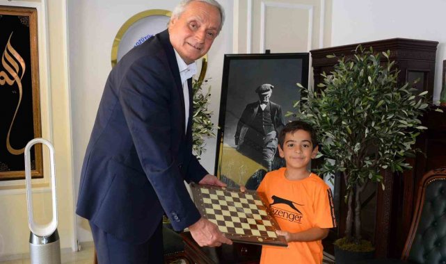 Satranç meraklısı minik Eymen'e süprüz hediye