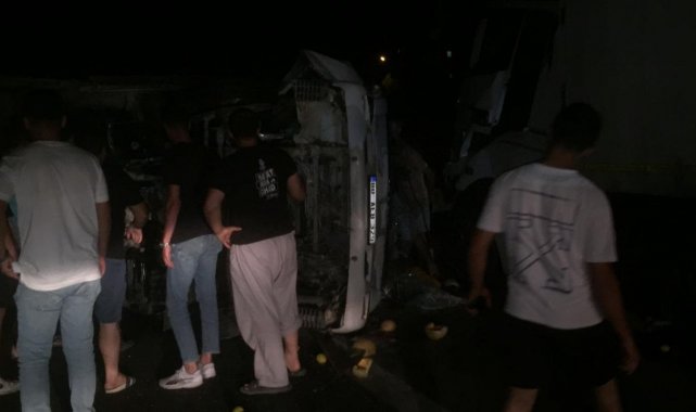 Sebze ve meyve yüklü kamyonetle tır çarpıştı, ortalık savaş alanına döndü