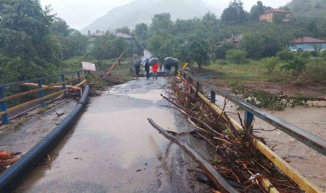 Sel felaketinde 18 ev tahliye edildi, köprünün bir bölümü yıkıldı