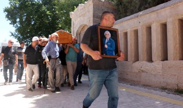 Selimiye'nin beyaz takım elbiseli müezzini Ersoy, son yolculuğuna uğurlandı