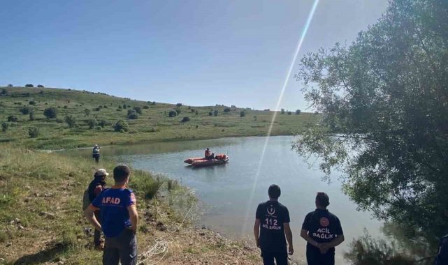Serinlemek için girdiği gölette can verdi