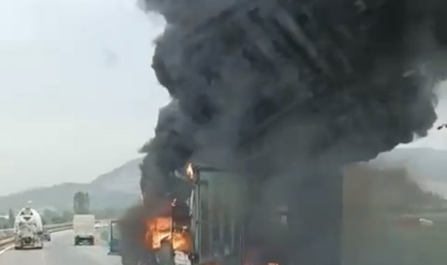 Seyir halindeki kamyonet alev alev yandı