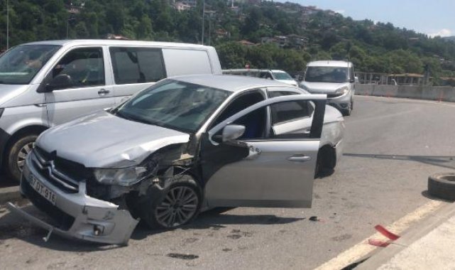 Seyir halindeyken tekerleği çıkan otomobil bariyere çarptı: 3 yaralı