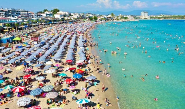 Sıcak havadan bunalan tatilciler soluğu deniz kenarında aldı