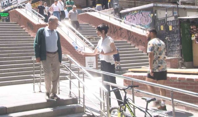 Sıcaklıkların 35 dereceyi geçtiği Başkent'te vatandaşlara ücretsiz su dağıtıldı