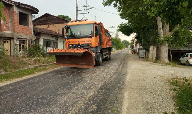 Sıcaktan eriyen asfalta karayolları ekiplerince mıcır döküldü
