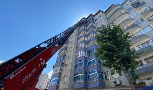 Sigaradan yangın çıktı; bina tahliyesinde polis memuru dumandan etkilendi