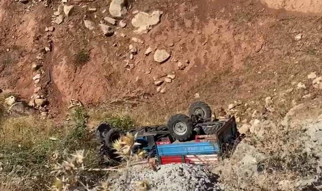 Siirt'te tarım aracı devrildi: 2 yaralı