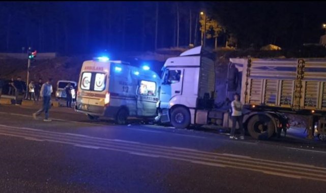 Siirt'te tır ambulansla çarpıştı: 1 yaralı