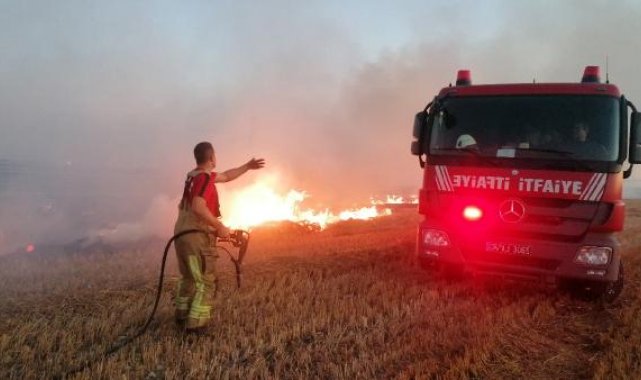 Silivri'de otluk alanda bulunan saman balyaları alev alev yandı