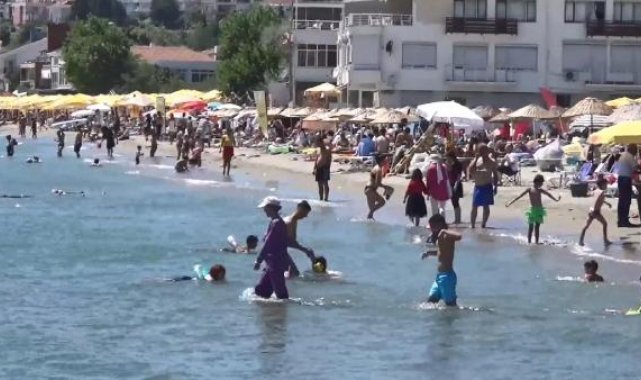 Silivri'de sıcaktan bunalanlar denize girerek serinledi