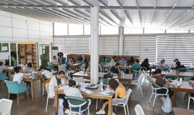 Sınava hazırlanan öğrenciler, kütüphanenin müdavimi oldu
