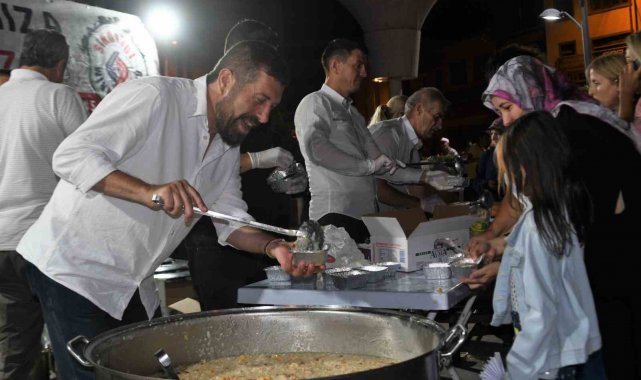 Sındırgı'da yüzlerce kişiye aşure dağıtıldı
