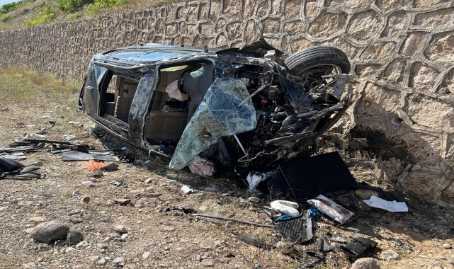 Sivas'ta istinat duvarına çarparak devrilen otomobildeki 4 kişi yaralandı