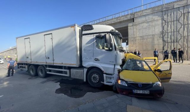 Sivas'ta kamyon taksiyle çarpıştı: 4 ölü, 1 yaralı