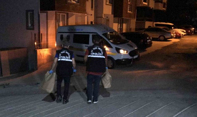 Sokakta terör estirdiler: Otomobilin camlarını kırdılar, 2 kişiyi bıçakla yaraladılar