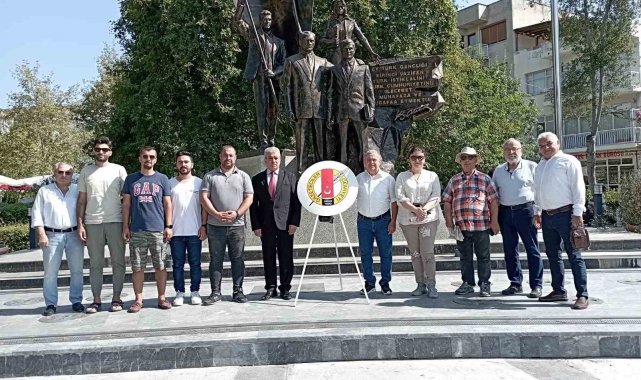 Sökeli Gazeteciler 24 Temmuz nedeniyle çelenk sundu