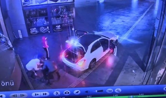 Sultangazi'de açamadıkları kasayı taşıyarak çalan şüpheliler kamerada