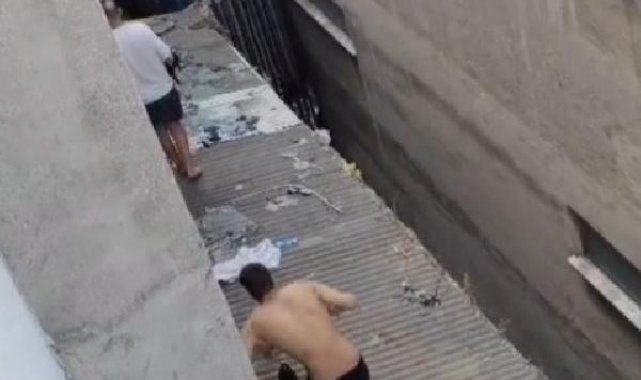 Sultangazi'de balkona çıkan kadın korku dolu anlar yaşadı