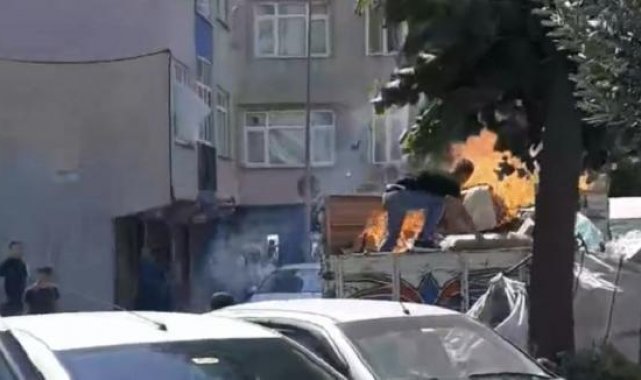 Sultangazi'de kamyonet kasasındaki yangın kamerada