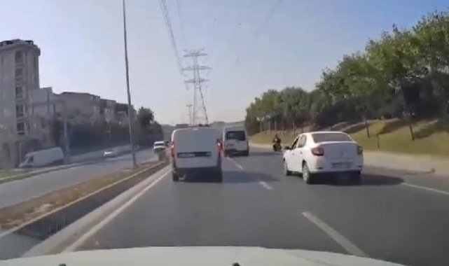 Sultangazi'de motosikletlinin ölümden döndöğü kaza kamerada