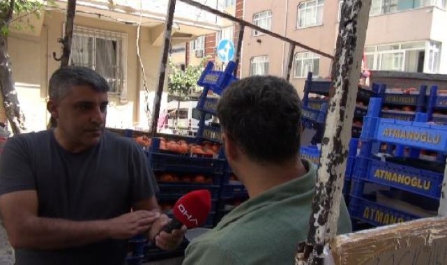 Sultangazi'de sokak sokak gezip domates dağıtıyor