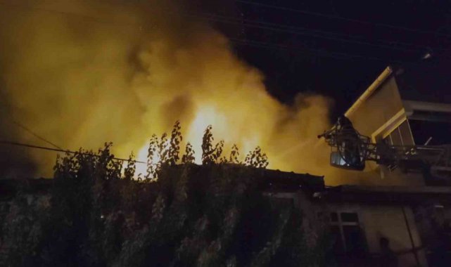 Suluova'da iki katlı ev alevlere teslim oldu