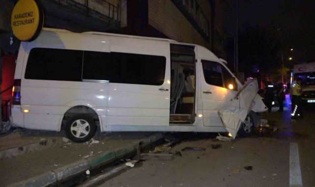 Sürücünün kontrolünü kaybettiği servis minibüsü kaza yaptı: 1 ölü, 4 yaralı