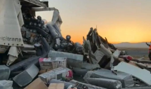 Sürücüsü direksiyon başında uyuklayan TIR, park halindeki 3 TIR'a çarptı: 4 yaralı