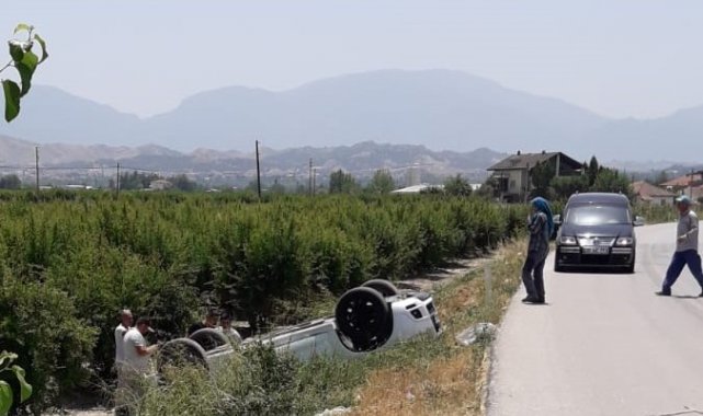 Takla atan otomobil şarampolde ters döndü: 2 yaralı