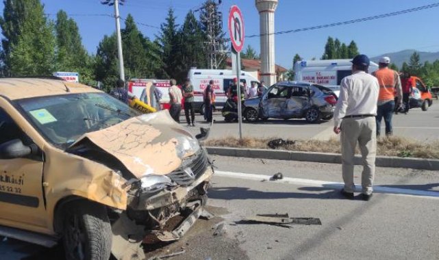 Taksi ile otomobil çarpıştı: 1 ölü, 1 yaralı