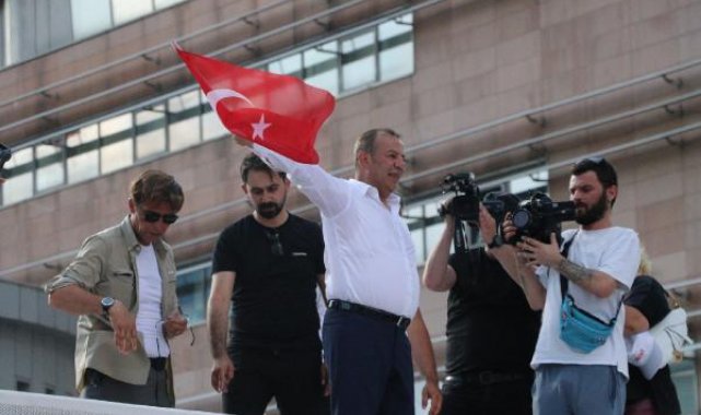 Tanju Özcan, CHP önüne koltuk fırlattı; 'Kılıçdaroğlu al bu koltuğu git evinde otur, torunlarını sev'