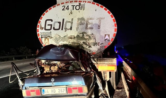 Tankere arkadan çarpan otomobil kağıt gibi ezildi: 3 ölü