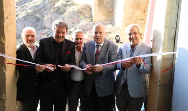 Tarihi Bayburt Kalesi'ne şehitler anısına 2 bin 23 bayrak dikildi