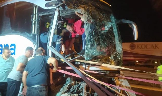 Tarsus'ta yolcu otobüsü ile iki kamyonun karıştığı kazada 7 kişi yaralandı