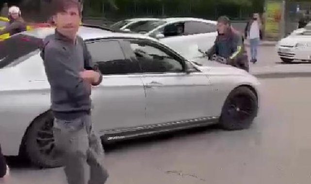 Tartıştığı motokuryeyi otomobilin kaputunda sürükledi; o anlar kamerada