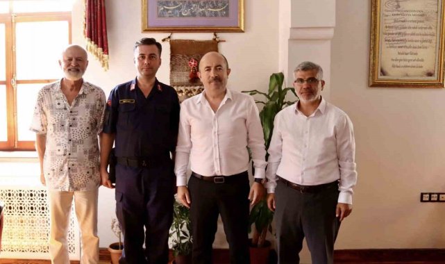 Tayin olan daire amirlerine plaket