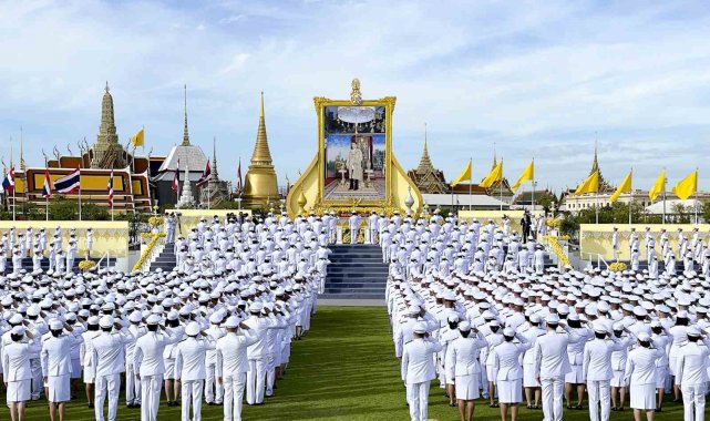 Tayland Kralı'na görkemli doğum günü kutlaması