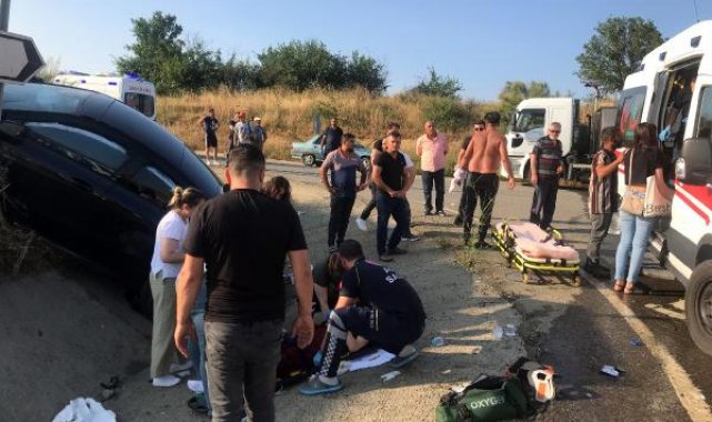Tekirdağ'da otomobil ile hafif ticari araç çarpıştı: 7 yaralı
