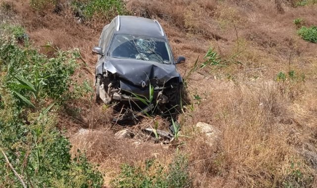 Telefon direğini yıkıp şarampolden aşağı düşen otomobilde 4 kişi yaralandı