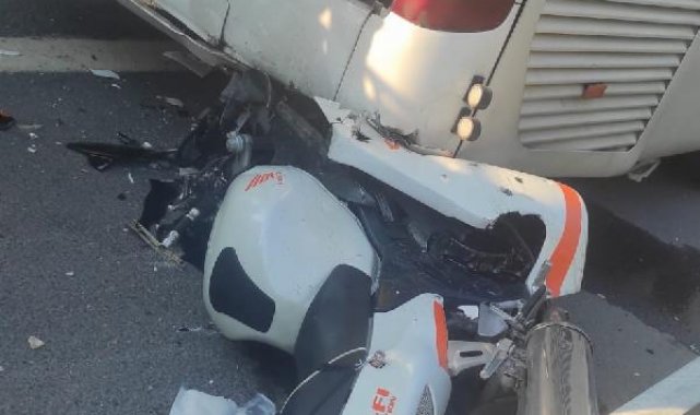 TEM Otoyolu'nda arıza yapan otobüsün şoförüyle muavine motosiklet çarptı: 3 yaralı