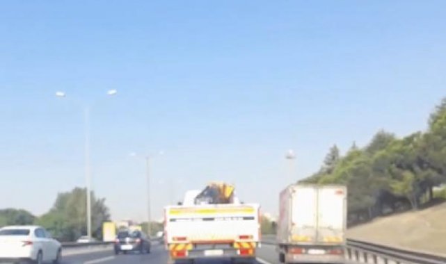 TEM Otoyolu'nda tartıştığı kamyonetliyi bariyere sürükledi