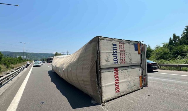 TEM Otoyolu'nda tır yan yattı