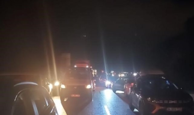 TEM Otoyolu'ndaki heyelan sebebiyle Ankara-İstanbul yolu trafiğe kapandı