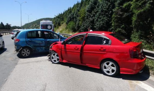 TEM'de 2 otomobil çarpıştı: 2 yaralı